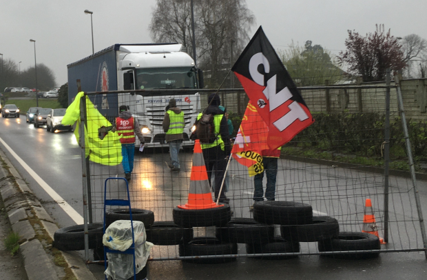 barrage routier filtrant, un poids lourd à l'arrêt, un drapeau CNT
