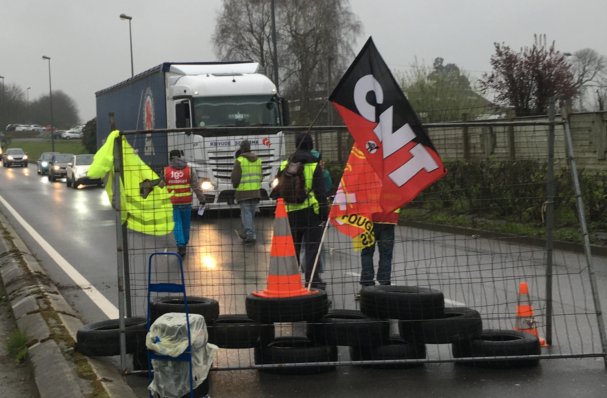 barrage routier filtrant, un poids lourd à l'arrêt, un drapeau CNT